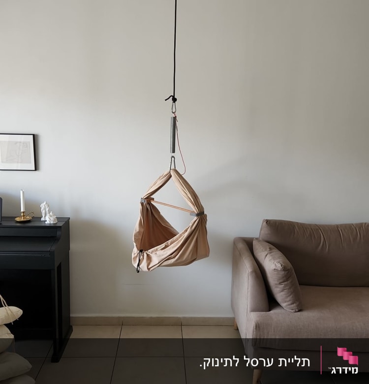 ערסל תלוי מהתקרה עם חבל וקפיץ